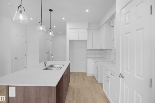54 Lemon Close, Spruce Grove, AB - Indoor Photo Showing Kitchen With Double Sink With Upgraded Kitchen