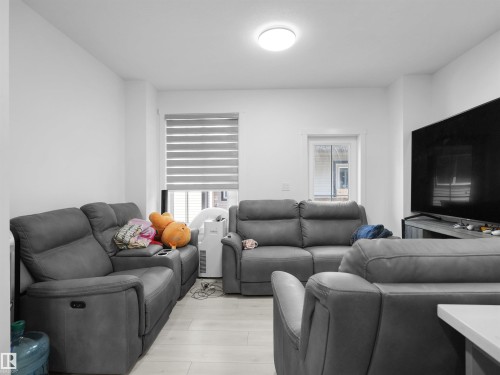 #7 7110 Keswick Common Sw, Edmonton, AB - Indoor Photo Showing Living Room