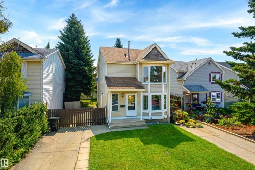 Two-story home featuring light beige siding and prominent bay windows - 281 Vantage Lane, Sherwood Park, AB - Outdoor