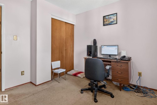 Neutral-toned wall paint with light brown carpet flooring - 6012 145 Avenue Nw, Edmonton, AB - Indoor Photo Showing Office