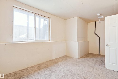 Light-toned carpet flooring complementing neutral wall finishes - #22 723 172 Street Sw, Edmonton, AB - Indoor Photo Showing Other Room