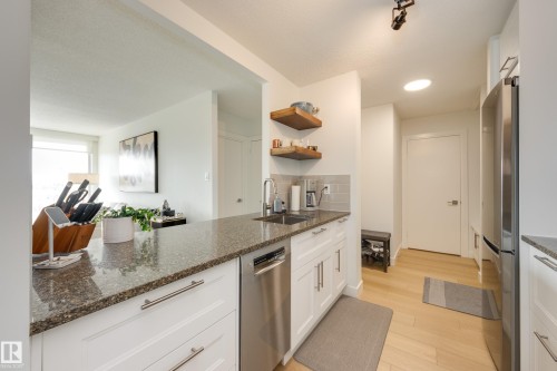#502 9835 113 St Nw, Edmonton, AB - Indoor Photo Showing Kitchen
