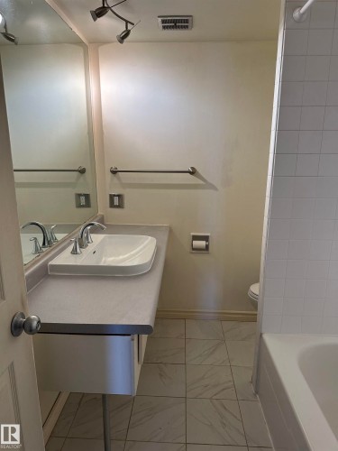 #1601 9909 110 St Nw, Edmonton, AB - Indoor Photo Showing Bathroom