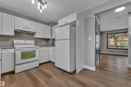 151 63 Street Sw, Edmonton, AB - Indoor Photo Showing Kitchen
