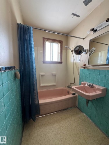5617 50 Street, Vegreville, AB - Indoor Photo Showing Bathroom