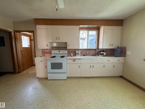 5617 50 Street, Vegreville, AB - Indoor Photo Showing Kitchen