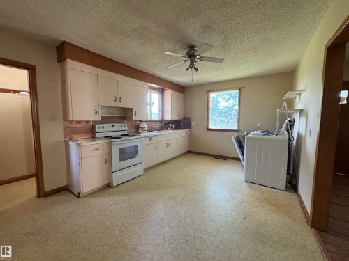 5617 50 Street, Vegreville, AB - Indoor