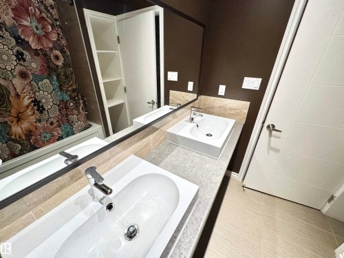 #18 10616 123 St Nw, Edmonton, AB - Indoor Photo Showing Bathroom