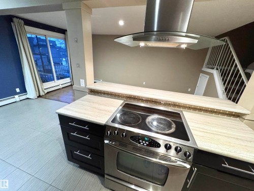 #18 10616 123 St Nw, Edmonton, AB - Indoor Photo Showing Kitchen
