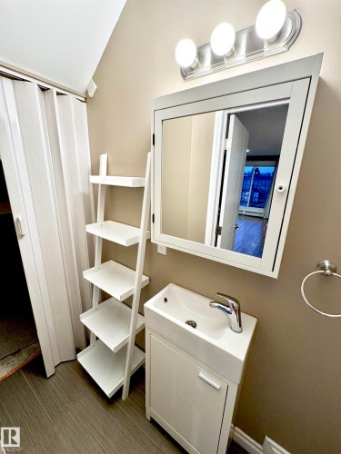 #18 10616 123 St Nw, Edmonton, AB - Indoor Photo Showing Bathroom