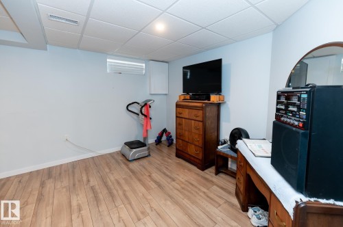 10860 25 Avenue Nw, Edmonton, AB - Indoor