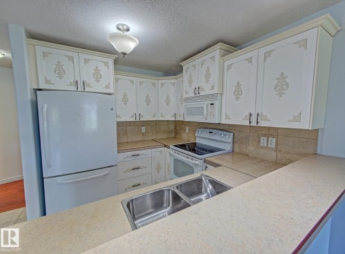 #3 10 Woodcrest Ln, Fort Saskatchewan, AB - Indoor Photo Showing Kitchen With Double Sink