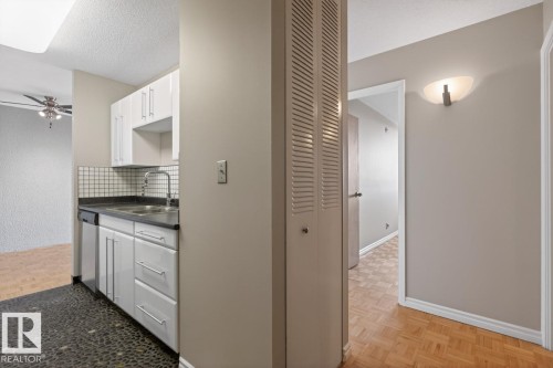 #605 11307 99 Av Nw, Edmonton, AB - Indoor Photo Showing Kitchen