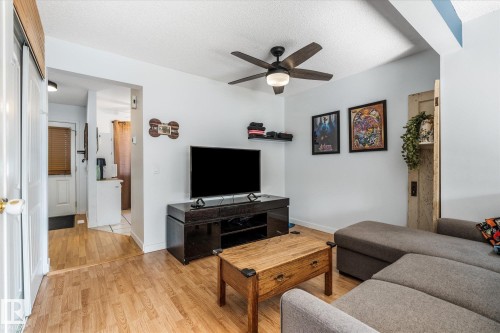 #26 100 Westridge Cr, Spruce Grove, AB - Indoor Photo Showing Living Room