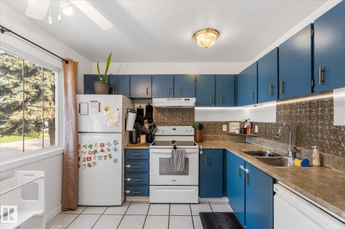 #26 100 Westridge Cr, Spruce Grove, AB - Indoor Photo Showing Kitchen With Double Sink