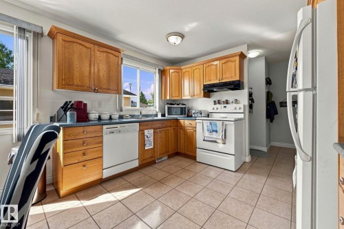 17303 82 Avenue Nw, Edmonton, AB - Indoor Photo Showing Kitchen