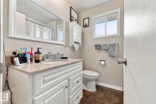 17303 82 Avenue Nw, Edmonton, AB - Indoor Photo Showing Bathroom