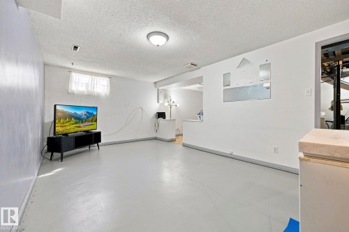 17303 82 Avenue Nw, Edmonton, AB - Indoor
