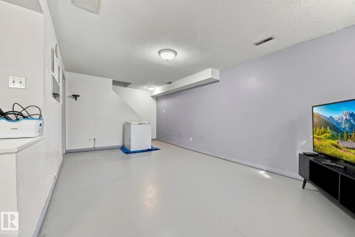 17303 82 Avenue Nw, Edmonton, AB - Indoor