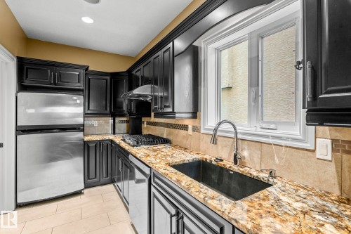 5320 Mullen Bend Nw, Edmonton, AB - Indoor Photo Showing Kitchen With Upgraded Kitchen