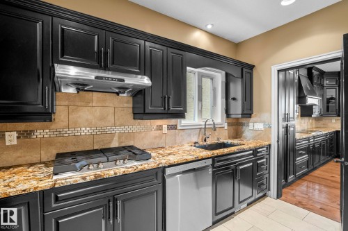 5320 Mullen Bend Nw, Edmonton, AB - Indoor Photo Showing Kitchen With Upgraded Kitchen