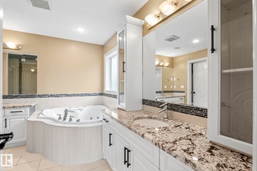 5320 Mullen Bend Nw, Edmonton, AB - Indoor Photo Showing Bathroom