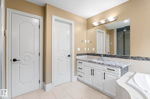 5320 Mullen Bend Nw, Edmonton, AB - Indoor Photo Showing Bathroom