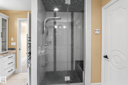 5320 Mullen Bend Nw, Edmonton, AB - Indoor Photo Showing Bathroom