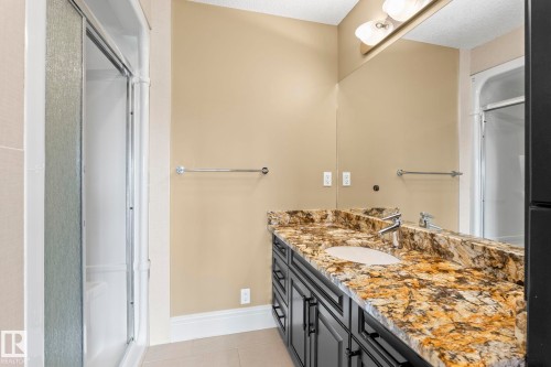 5320 Mullen Bend Nw, Edmonton, AB - Indoor Photo Showing Bathroom