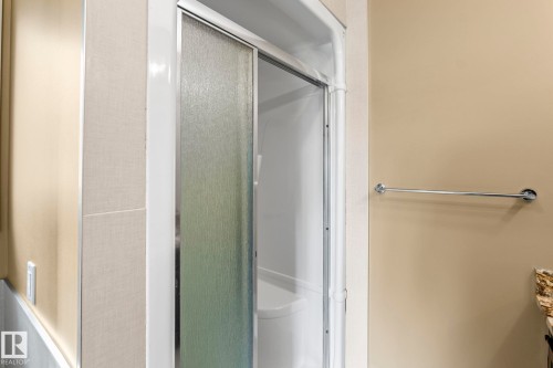 5320 Mullen Bend Nw, Edmonton, AB - Indoor Photo Showing Bathroom