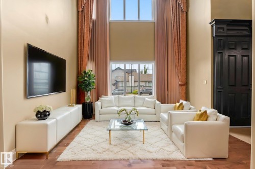 5320 Mullen Bend Nw, Edmonton, AB - Indoor Photo Showing Living Room