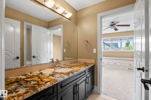 5320 Mullen Bend Nw, Edmonton, AB - Indoor Photo Showing Bathroom