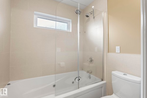 5320 Mullen Bend Nw, Edmonton, AB - Indoor Photo Showing Bathroom