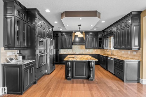 5320 Mullen Bend Nw, Edmonton, AB - Indoor Photo Showing Kitchen With Upgraded Kitchen