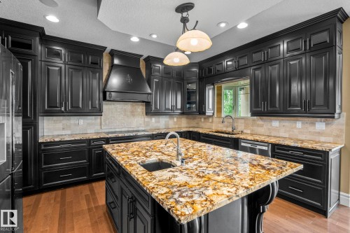 5320 Mullen Bend Nw, Edmonton, AB - Indoor Photo Showing Kitchen With Upgraded Kitchen