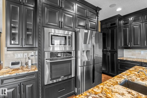 5320 Mullen Bend Nw, Edmonton, AB - Indoor Photo Showing Kitchen