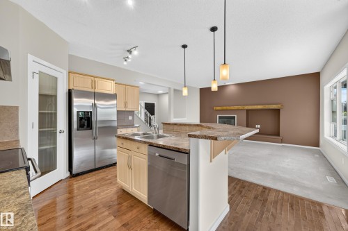 1605 Hodgson Court Nw, Edmonton, AB - Indoor Photo Showing Kitchen With Double Sink With Upgraded Kitchen