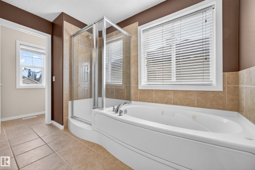 1605 Hodgson Court Nw, Edmonton, AB - Indoor Photo Showing Bathroom