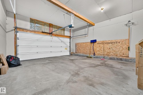1605 Hodgson Court Nw, Edmonton, AB - Indoor Photo Showing Garage