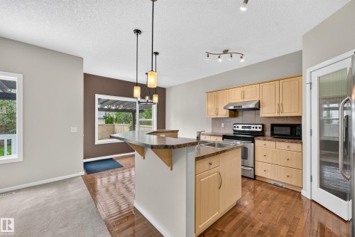 1605 Hodgson Court Nw, Edmonton, AB - Indoor Photo Showing Kitchen