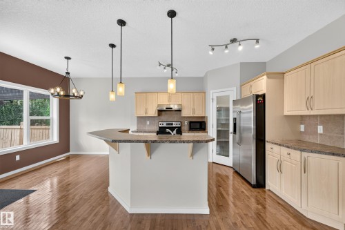 1605 Hodgson Court Nw, Edmonton, AB - Indoor Photo Showing Kitchen