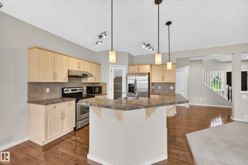 1605 Hodgson Court Nw, Edmonton, AB - Indoor Photo Showing Kitchen With Double Sink With Upgraded Kitchen