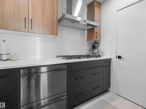 2520 12 Avenue Nw, Edmonton, AB - Indoor Photo Showing Kitchen