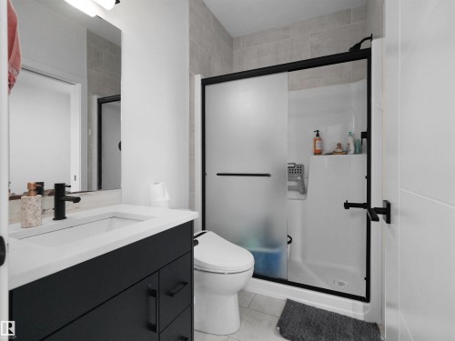 2520 12 Avenue Nw, Edmonton, AB - Indoor Photo Showing Bathroom