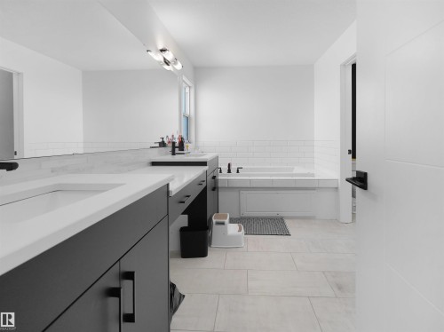2520 12 Avenue Nw, Edmonton, AB - Indoor Photo Showing Bathroom