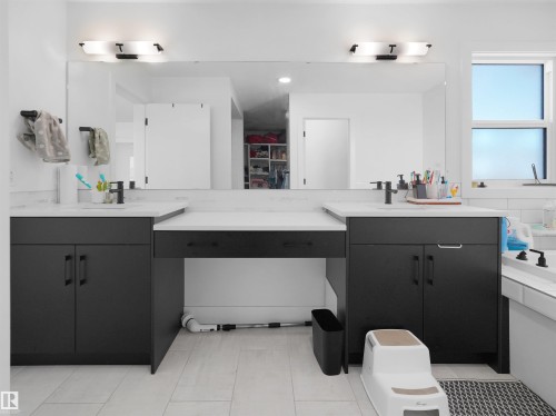 2520 12 Avenue Nw, Edmonton, AB - Indoor Photo Showing Bathroom