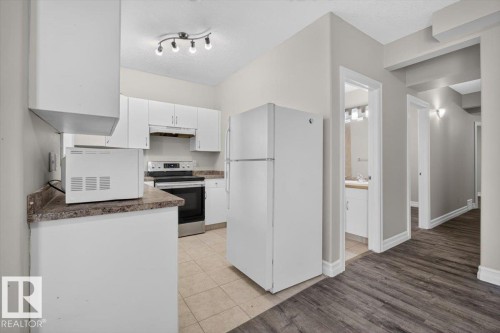 2836 34A Avenue Nw, Edmonton, AB - Indoor Photo Showing Kitchen