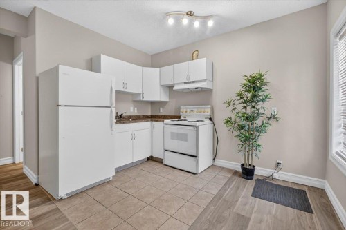 2836 34A Avenue Nw, Edmonton, AB - Indoor Photo Showing Kitchen
