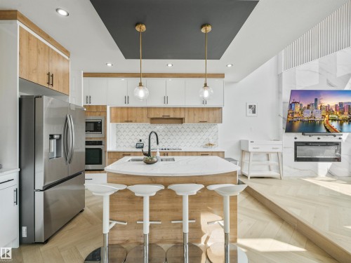 4621 170A Avenue Nw, Edmonton, AB - Indoor Photo Showing Kitchen With Stainless Steel Kitchen With Upgraded Kitchen