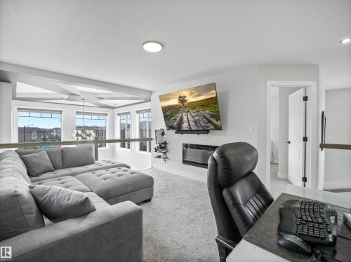 4621 170A Avenue Nw, Edmonton, AB - Indoor Photo Showing Living Room